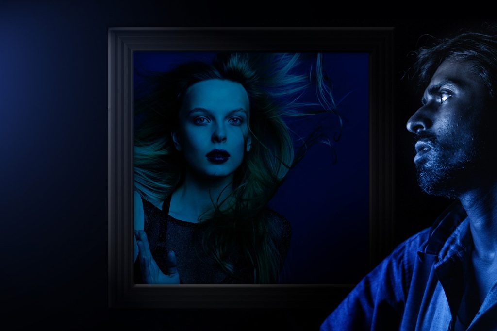 storytelling woman from the glass